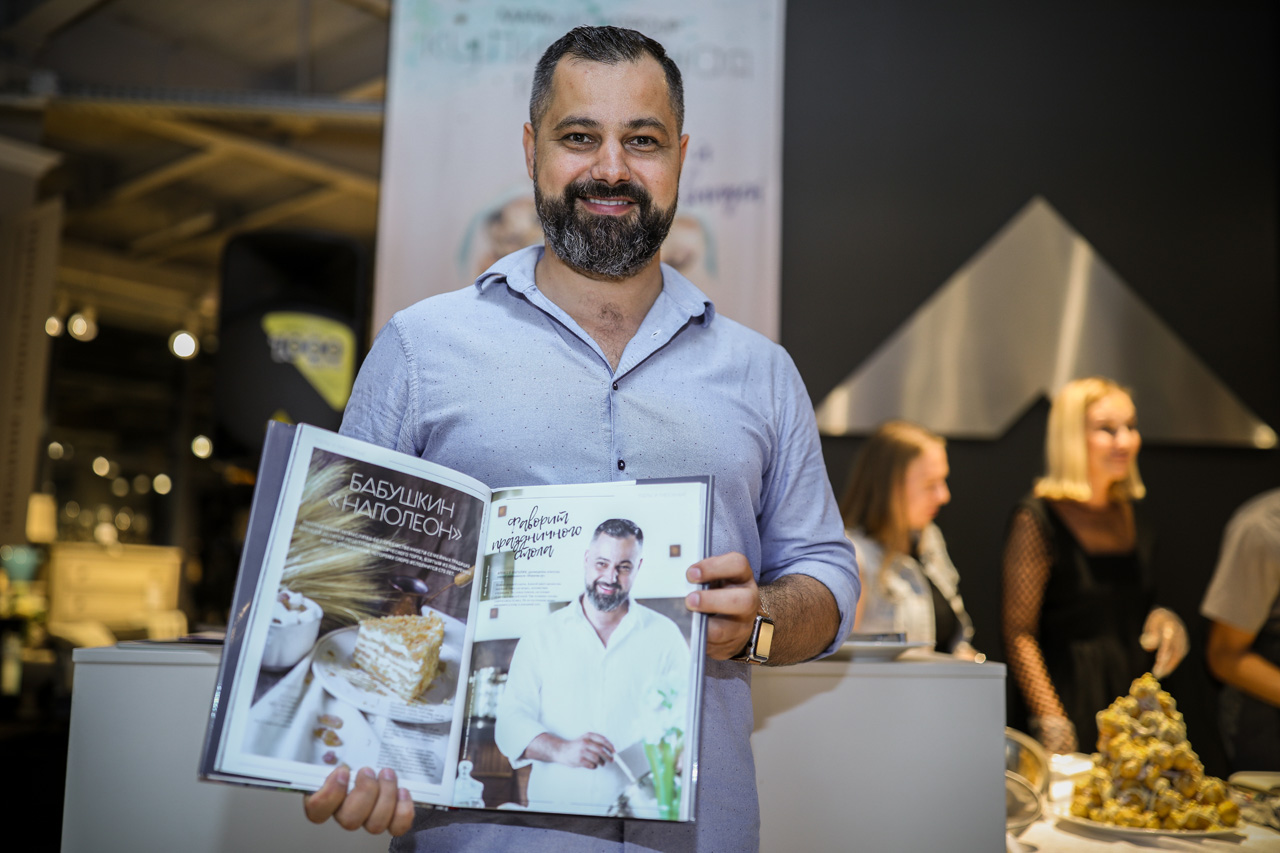 Рецепт наполеона от Алексея Маралина пополнил очередное издание Кулинарной книги от Mark Media Group12