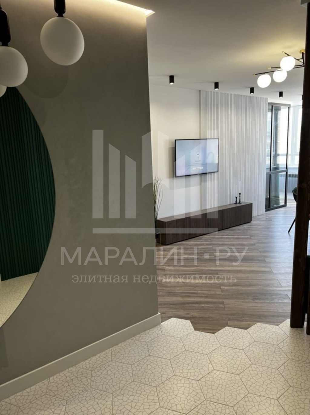 Species 3-com. apartment with designer renovation