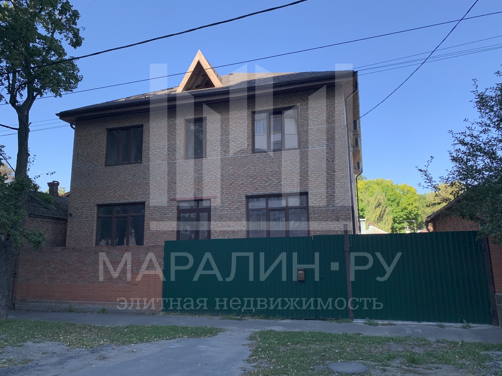 Здание с дворовой территорией