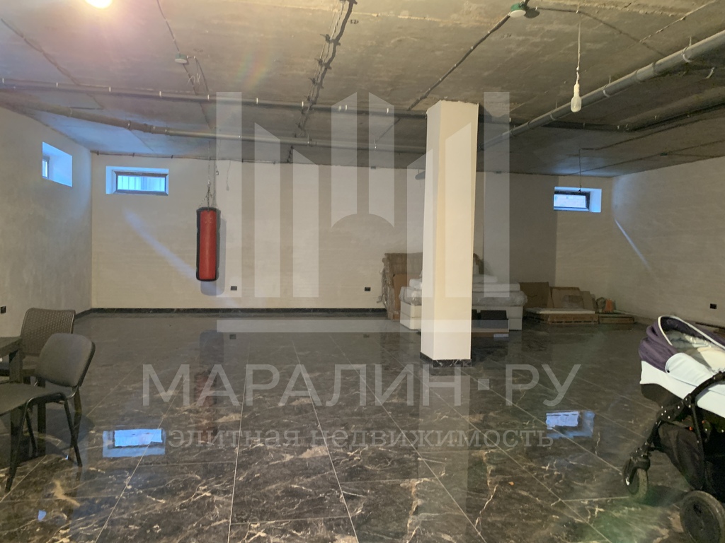 Здание с дворовой территорией