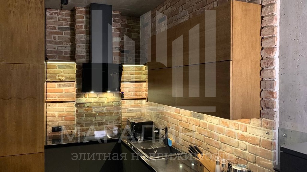Много света