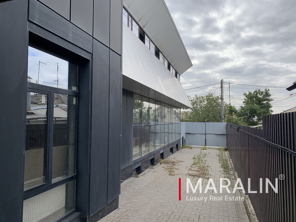 Здание с лифтом