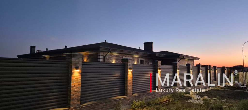 Дом с бассейном 